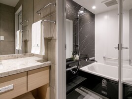 Bañera con ducha, artículos de tocador gratuitos, secador de pelo