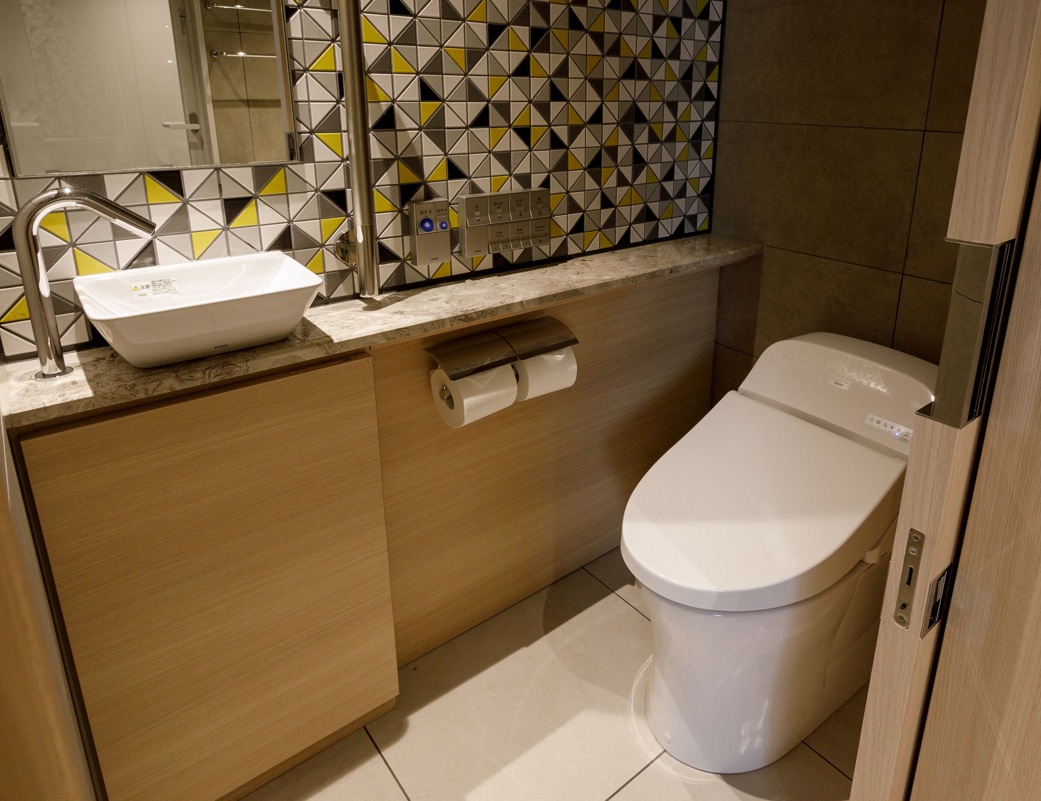 superior twin room, non smoking | bathroom | combined shower/bathtub, free toiletries, hair dryer, slippers