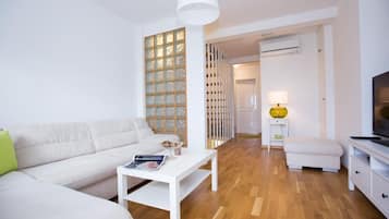 Apartment (Triplex Two Bedroom Apartment) | Living room