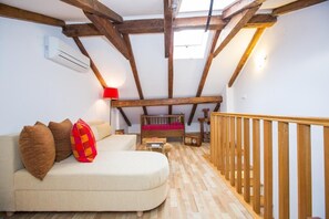 Appartement (Triplex Two Bedroom Apartment) | Woonkamer | Flatscreentelevisie