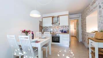 Apartment (Triplex Two Bedroom Apartment) | In-room dining