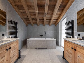 Hair dryer, bathrobes, slippers, towels - Luxury chalet with pool and sauna in Courchevel (Courchevel 1550)