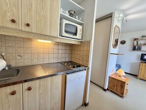 Frigorifero, microonde, piano cottura, lavastoviglie