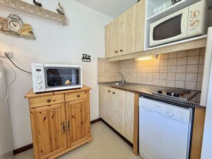 Kühlschrank, Mikrowelle, Herdplatte, Geschirrspüler