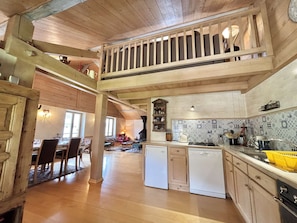 Fridge, microwave, oven, stovetop - 5-Room Apartment in Praz-Sur-Arly – Sleeps 8, Close to Ski Pistes and Lake (Praz-sur-Arly)