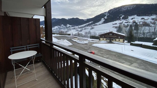 A balcony with a view of a snowy landscape and a building. - Studio cabin, pets welcome - 4 guests, views of ski slopes (Praz-sur-Arly)