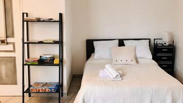 Escriptori, habitacions insonoritzades i un bressol de viatge