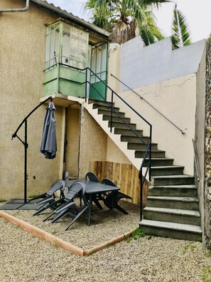 Outdoor dining - "La verrerie comfortable apartment (Hérépian)