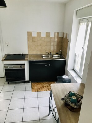 Réfrigérateur, micro-ondes, four, plaque de cuisson