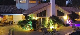 Villa La Cresta™ - 5 Acre Retreat