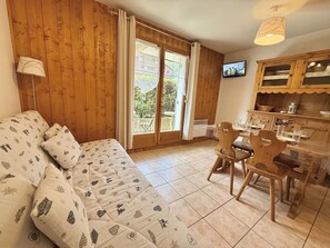 TV - Cozy Studio Cabin in Praz-Sur-Arly - Up to 4 Guests, Near Village Center and Ski Lifts (Praz-sur-Arly)