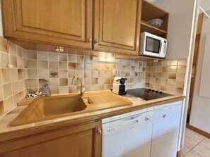 雪櫃、微波爐、焗爐、爐具