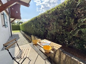 Outdoor dining - Cozy Studio Cabin in Praz-Sur-Arly - Up to 4 Guests, Near Village Center and Ski Lifts (Praz-sur-Arly)