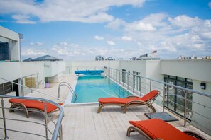 Outdoor pool - Modern Living 1 BR - Gym & Pool - Near YAYA (Nairobi)