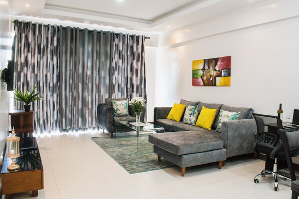 1 sovrum, skrivbord, arbetsyta för laptop och ljudisolering