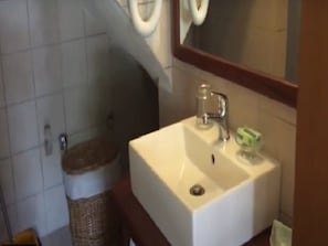 Baignoire, serviettes fournies, shampoing