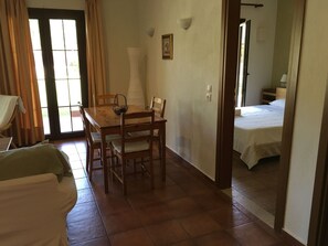 2 室のベッドルーム、アイロン / アイロン台、WiFi (無料)、ベッドシーツ