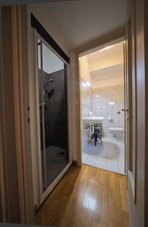 Badewanne, Haartrockner, Bidet, Handtücher