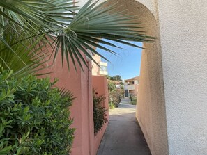 Property grounds - 2* Apartment 500m from beach with private parking (Sète)