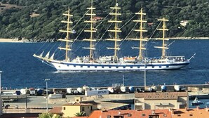 A large sailing ship docked at a port with a backdrop of a hilly landscape. - Mini-villa T2 - Résidence Terra Théa**** (Propriano)
