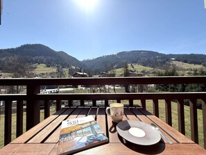 Outdoor dining - Studio Cabin in Praz-Sur-Arly - 4 pax, Parking, Near Center and Slopes (Praz-sur-Arly)