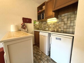 Fridge, microwave, oven, stovetop - Studio Cabin in Praz-Sur-Arly - 4 pax, Parking, Near Center and Slopes (Praz-sur-Arly)