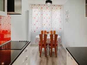 아파트 (Two Bedroom Apartment) | 객실 내 식사 공간