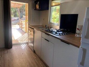 Fridge, microwave, stovetop, dishwasher