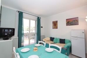 Apartemen Klasik | Area keluarga | Televisi layar datar 20-inci dengan saluran TV satelit dan TV