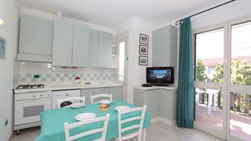 Apartemen Klasik | Area keluarga | Televisi layar datar 20-inci dengan saluran TV satelit dan TV