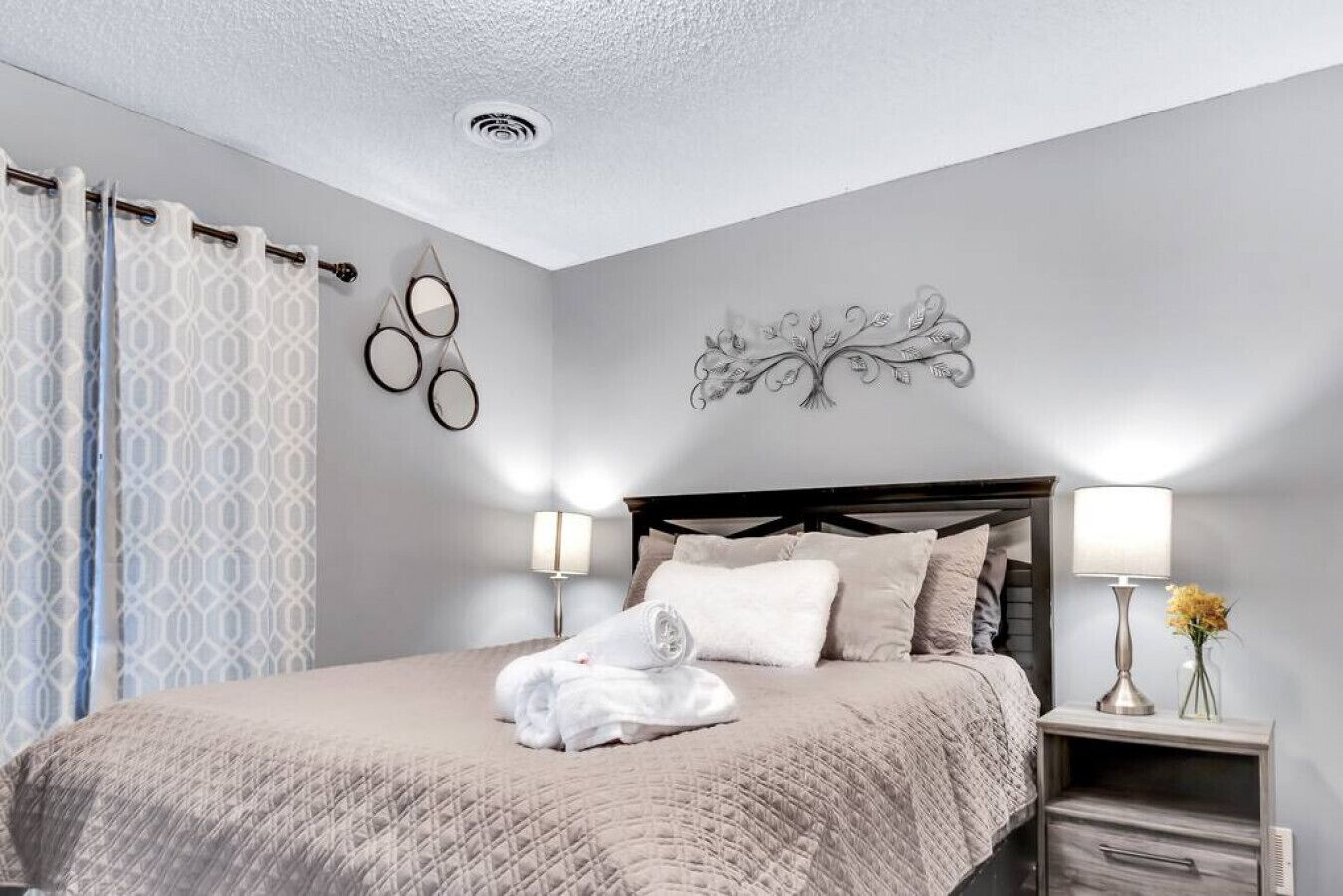 3 bedrooms, desk, iron/ironing board, travel crib