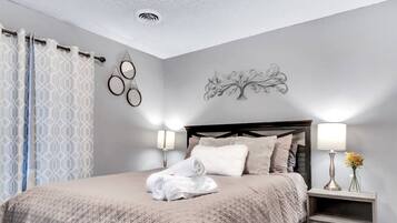 3 habitaciones, escritorio y tabla de planchar con plancha