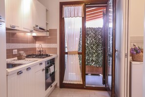 Kühlschrank, Ofen, Herdplatte, Wasserkocher mit Kaffee-/Teezubehör