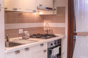 Kühlschrank, Ofen, Herdplatte, Wasserkocher mit Kaffee-/Teezubehör