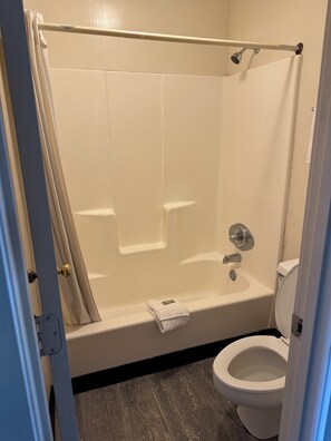 Standard Room, Non Smoking | Bathroom | Combined shower/bathtub, hair dryer, towels - Colony Inn (Camden)