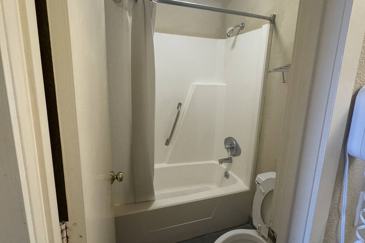 Un baño pequeño con ducha, inodoro y bañera.