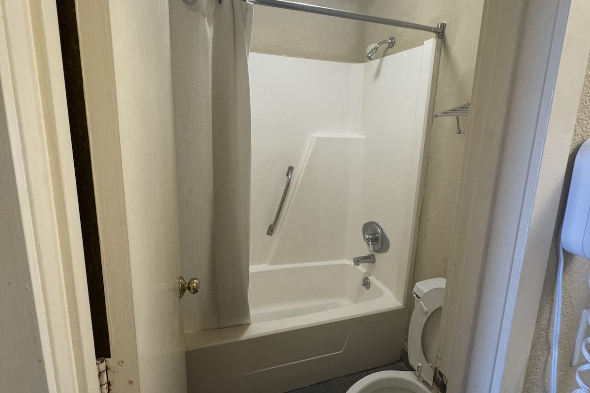 Ensemble douche/baignoire, sĂšche-cheveux, serviettes fournies