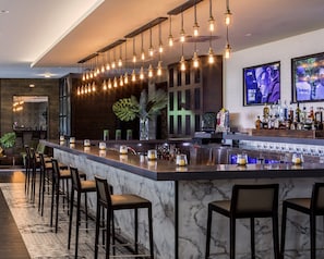 Bar (on property) - Winter getaway with cozy fireplace in this Elegant Lake Geneva condo & King bed. (Lake Geneva)