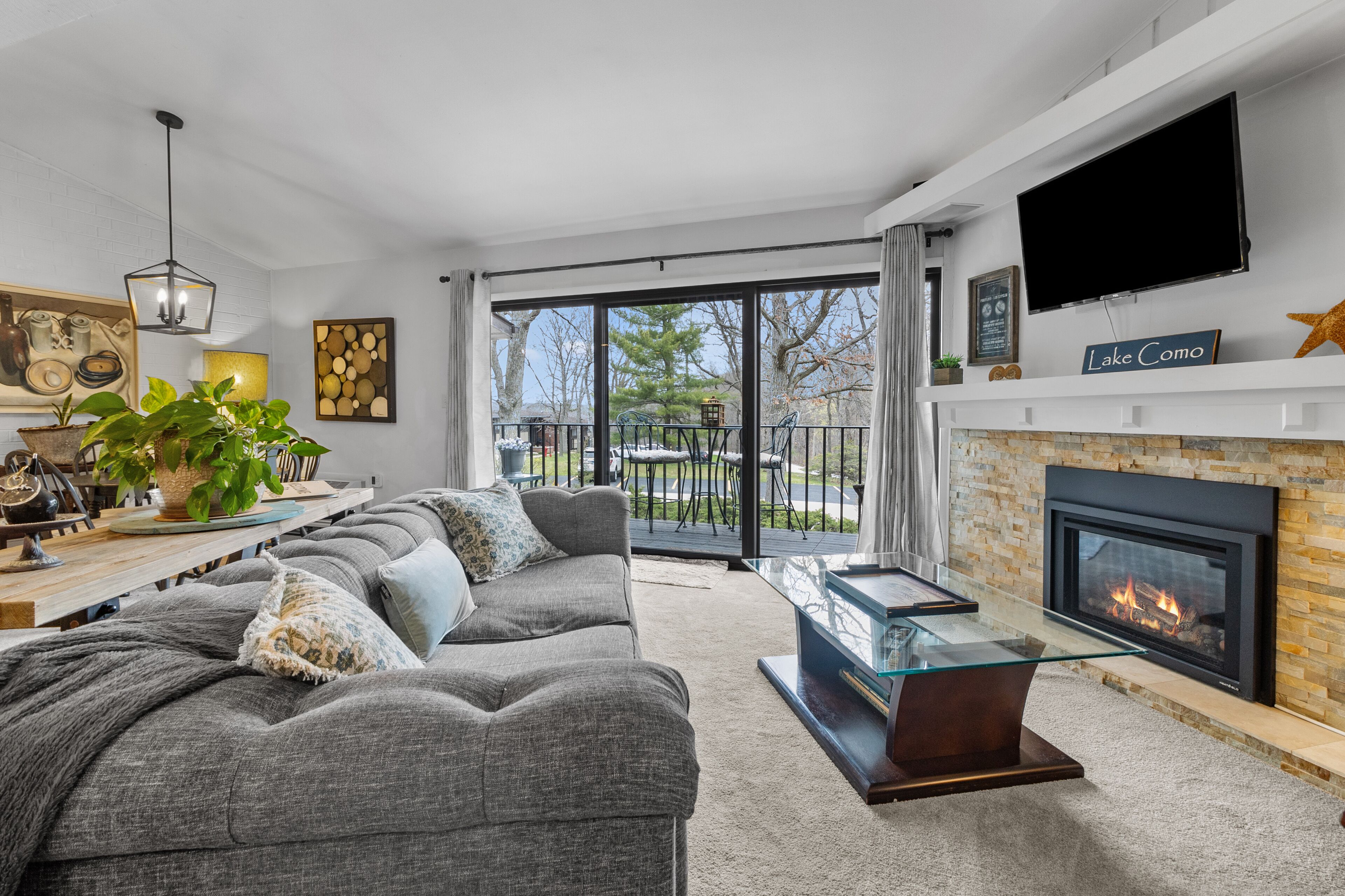 TV connectée, cheminée, livres