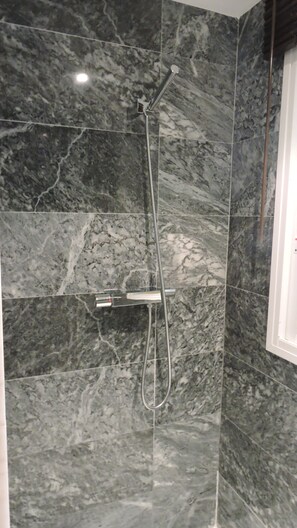 Shower, jetted tub, hair dryer, towels