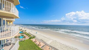 Ein Strandhotel mit Pool, direktem Strandzugang und Meerblick.