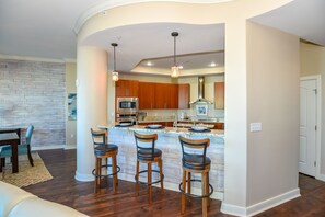 Dining - Ocean Vistas Beachfront 3 Bedroom 3 Bath Luxury Condo - Pets Welcome with a fee. (Daytona Beach)