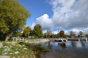 Marina - Quaint Northport cabin with a short walking distance to village. (Northport)
