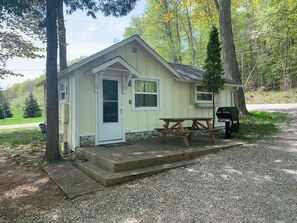 Outdoor dining - Quaint Northport cabin with a short walking distance to village. (Northport)