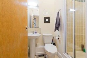 A bathroom with a toilet, sink, and shower area. - Stunning 3-bed Apartment in Dublin 1 (Dublin)