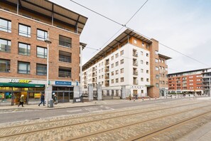 A multi-story building with a Subway and a Burritos & Lollies shop on the ground floor. - Stunning 3-bed Apartment in Dublin 1 (Dublin)