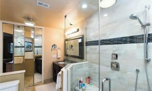 Shower, hair dryer, towels, soap - The Boat House (Cape Coral)