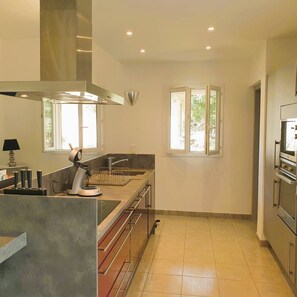 Køleskab, ovn, opvaskemaskine, kaffe-/temaskine