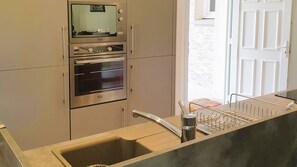 Fridge, oven, dishwasher, coffee/tea maker