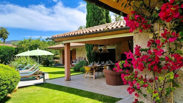 A patio area with a dining table, chairs, and a lounge area with chairs and a table. - Villa Lucendiluna. 10 pers, piscine, 5 min plage en voiture (Zonza)
